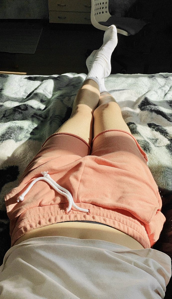 Привет, я подлягу? Тут так жарко, я сниму носки?

#malefeet #gayfeet #gaysocks