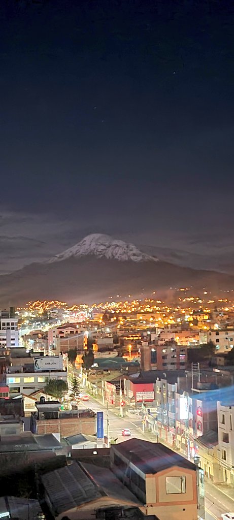 jaimemoran16's tweet photo. Son casi las 23h00 y el Chimborazo se ve así. Es obvio que la República del Ecuador se iba a fundar en este paraíso 🇪🇨 🗻 🫶🏾 https://t.co/zzeu0rbDq7