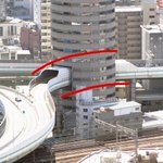 こんなビル見たことない!ビルを道路が貫通!？