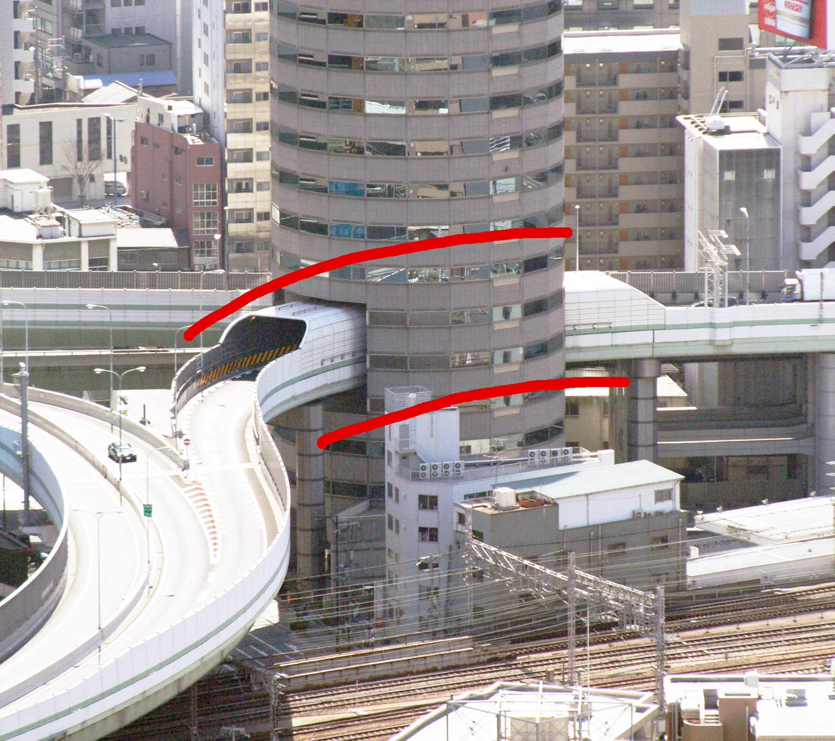 こんなビル見たことない！ビルを道路が貫通！？