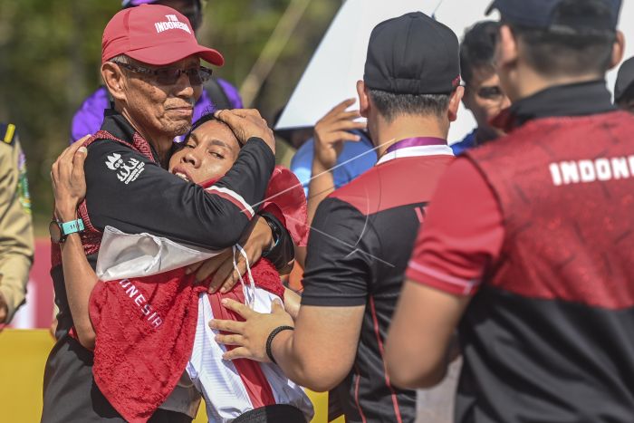 ainurohman's tweet photo. Pelari Indonesia Agus Prayogo dan Odekta Elvina Naibaho mengawinkan emas pd nomor bergengsi, maraton di SEA Games '23.

Tekad Odekta kalahkan panas Siem Reap yg menyengkat. Setelah finis dia dilarikan dgn ambulans.

Ini emas no 7 Agus di SEA Games. Usianya, sudah 38.

Impresif! https://t.co/Rqgga9KJc0