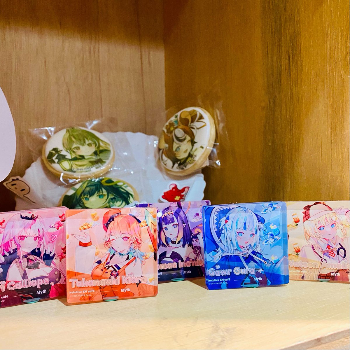 hololive_ENcafe's tweet photo. 📣現場限定周邊
hololive x Capsule Collaboration Cafe 所有餐點與周邊都是特別為了台灣場製作，其中更有現場才能購���的限定款。
【現場限定周邊】：hololive EN 成員留言色紙、馬克杯、方形抱枕、文件夾，和4月加開的小立磚和帆布零錢包。
inline 訂位網站：https://t.co/6lDmXSCZvK https://t.co/gbutqEIwqk