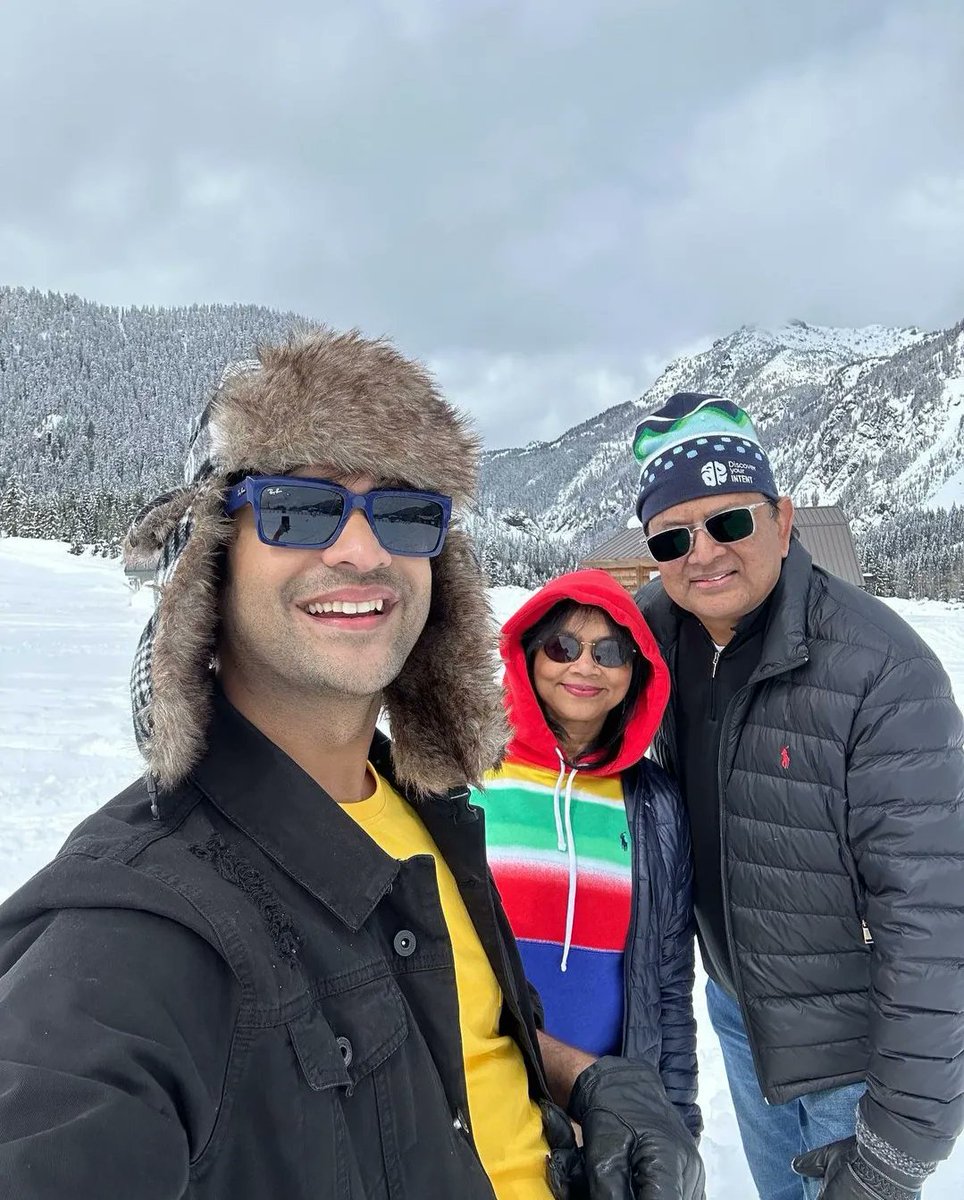 Snowy Seattle. 🤗👌💯 Fun times with @mpakala Bhaina and @reenapatnaikrao Nani. 🥰😍❤
. 
. 
#throwback #seattle #snow #usadiaries #memories