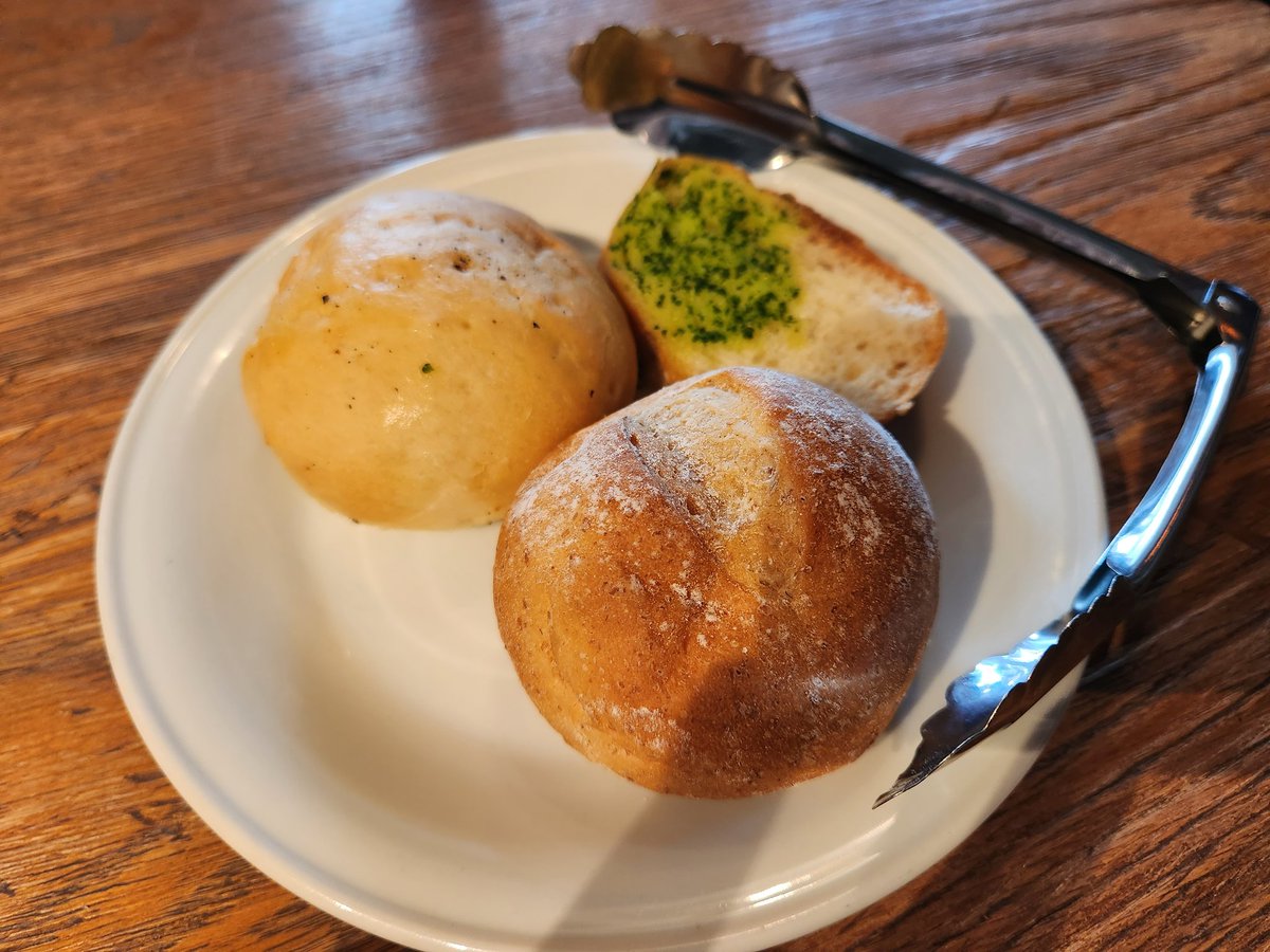 Helen_Tech's tweet photo. 今夜は飲みだけど、昼から静岡に行って飯食べて美術館にいく。ランチはブルーブックスカフェでホタテと野菜のタルタル仕立てサラダボウル。 https://t.co/HjBH5eVEju
