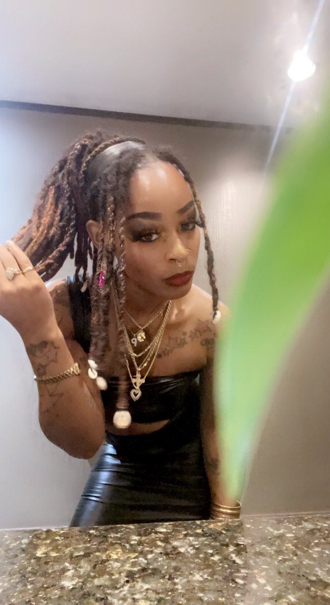 Exoticempress00's tweet photo. 35 & beautiful
#naturalist #naturallocs #naturalbeauty #naturalwoman https://t.co/x3BIMl91vD
