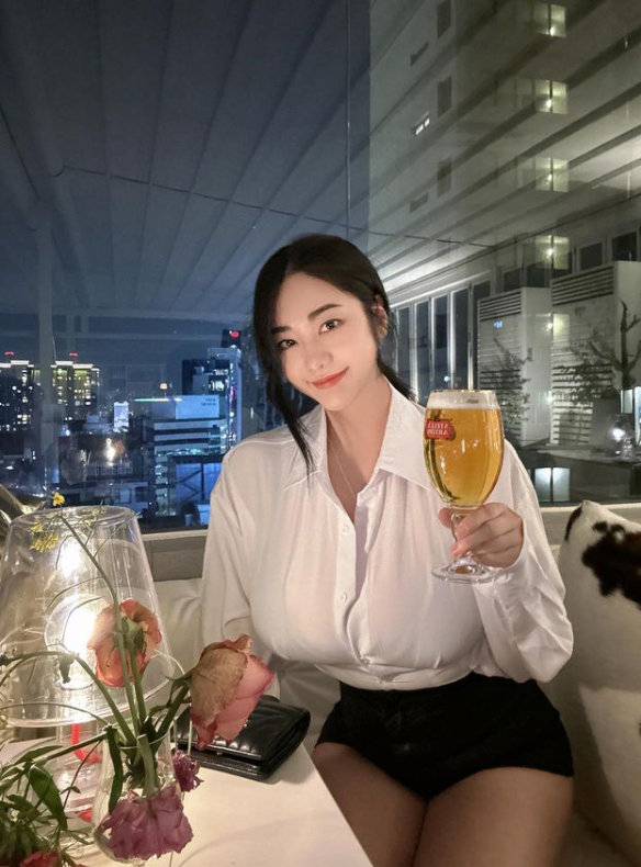JeffGre57640657's tweet photo. 据说只有18cm以上的人才能给这条点赞 #大奶子 #反差 #双性恋 https://t.co/RLLBQkUcLt