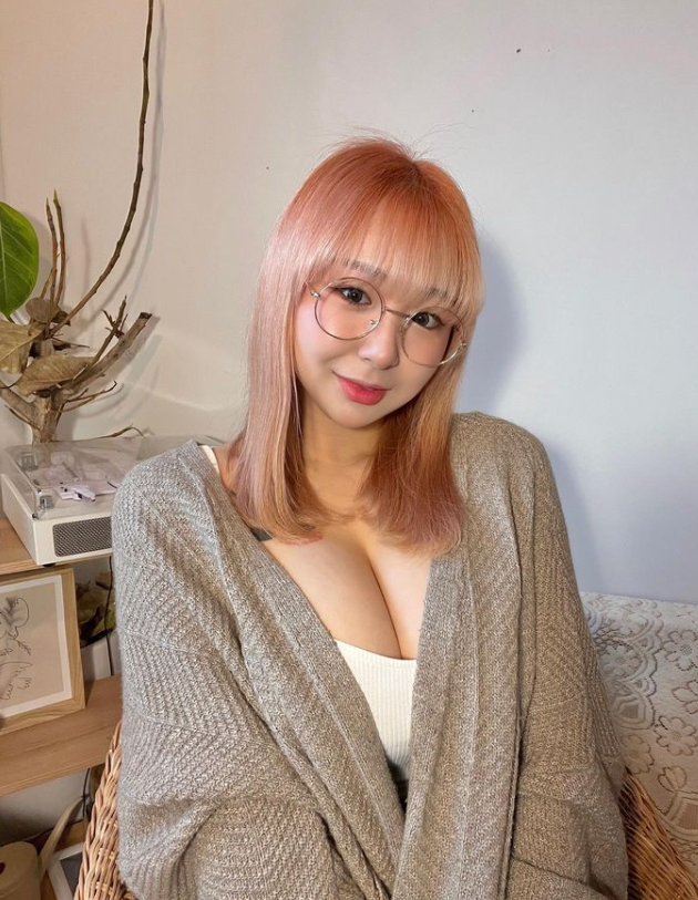 ElijahPigou7's tweet photo. 能一只手抓住我的大奶吗 点赞送私照 #反差 #巨乳 #口交 https://t.co/Mt03h3wbNq