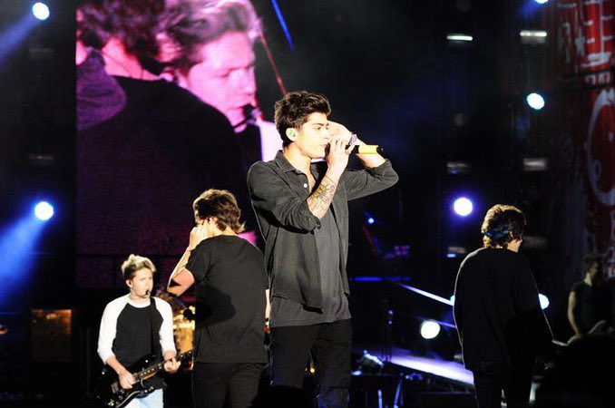 bas0fia's tweet photo. one direction en el estadio centenario porque hoy es 6 de mayo feriado nacional en la república oriental del uruguay https://t.co/N1aGTJj8u4