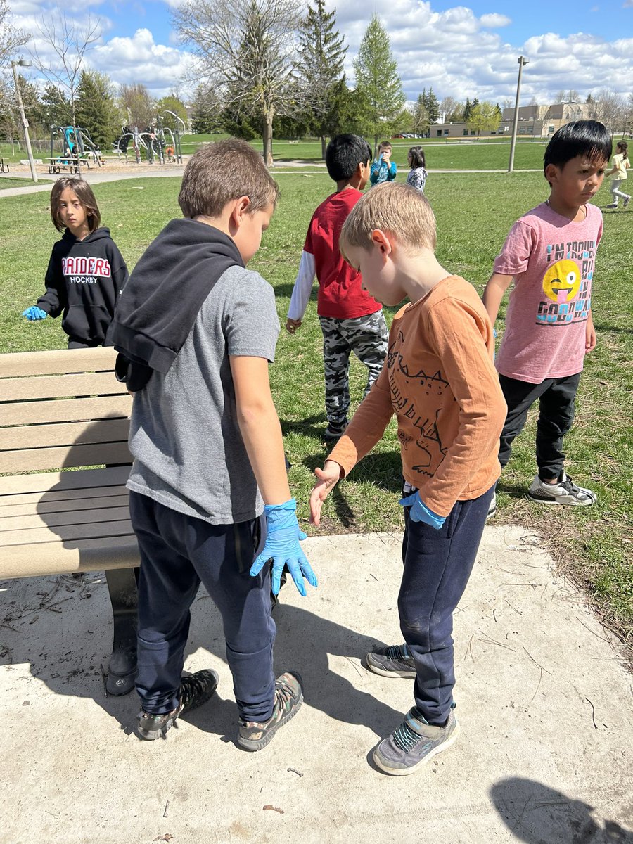 MsJSeas's tweet photo. 30th Anniversary of ‘Cleaning the Capital’. We loved helping to keep our neighbourhood clean @EASetonOCSB #ocsbEducationWeek https://t.co/pODR16kpU5