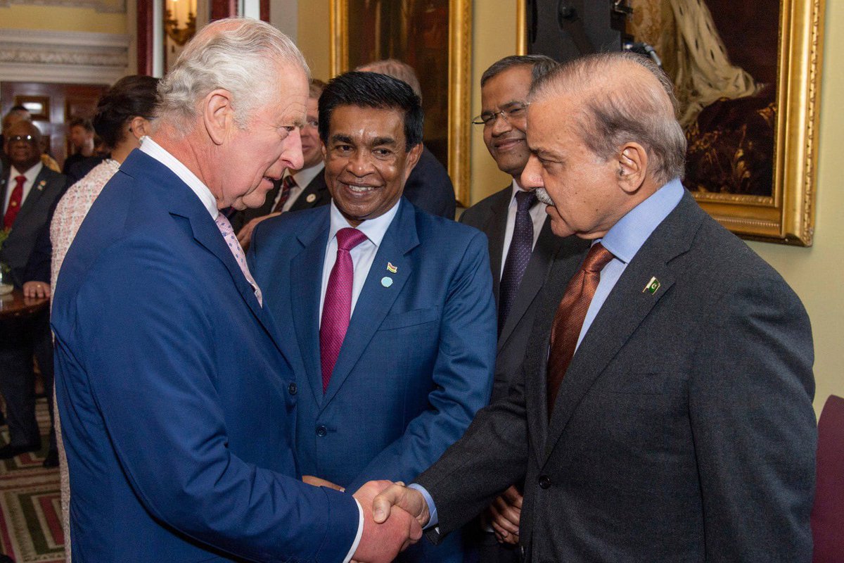 🇵🇰PM Shehbaz Sharif met with HM King Charles III in London at the #CommonwealthLeaders meeting, ahead of the #Coronation. 2023 is the #YearOfYouth for @commonwealthsec 

@CMShehbaz @PakPMO @RoyalFamily