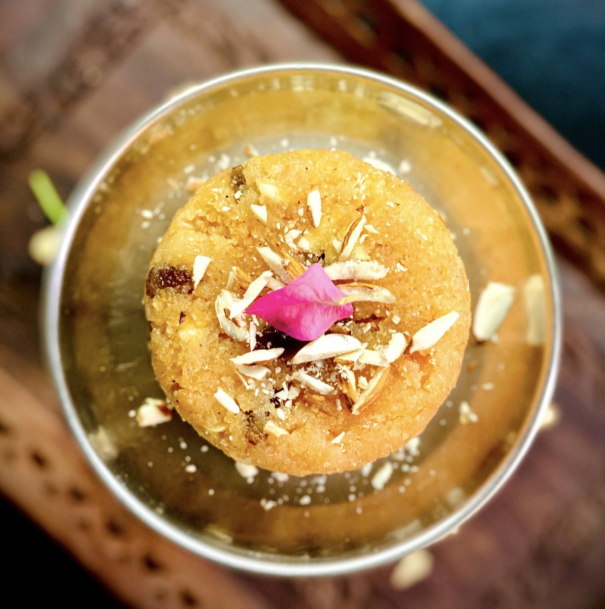 SassyJugni's tweet photo. @TheLifeEdits Home made suji ka halwa 
#DessertTwitter https://t.co/TIeALtiGWz
