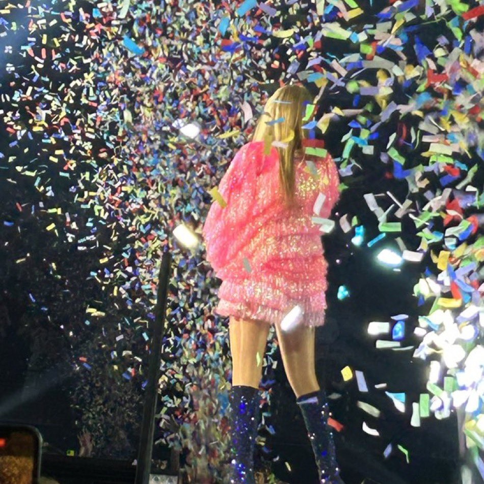 TheSwiftSociety's tweet photo. 🌙| Tonight's "Karma" jacket https://t.co/3wEou5vylK