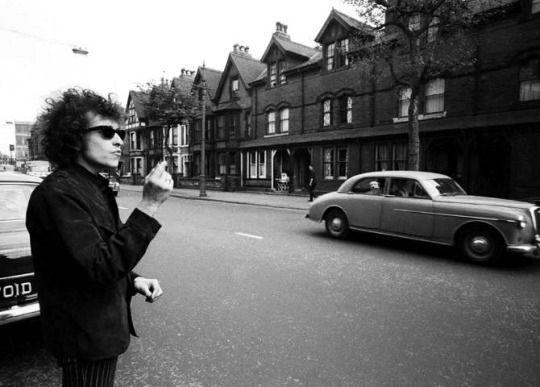 crockpics's tweet image. Bob Dylan in Sheffield, 1966. Photo by Barry Feinstein.
