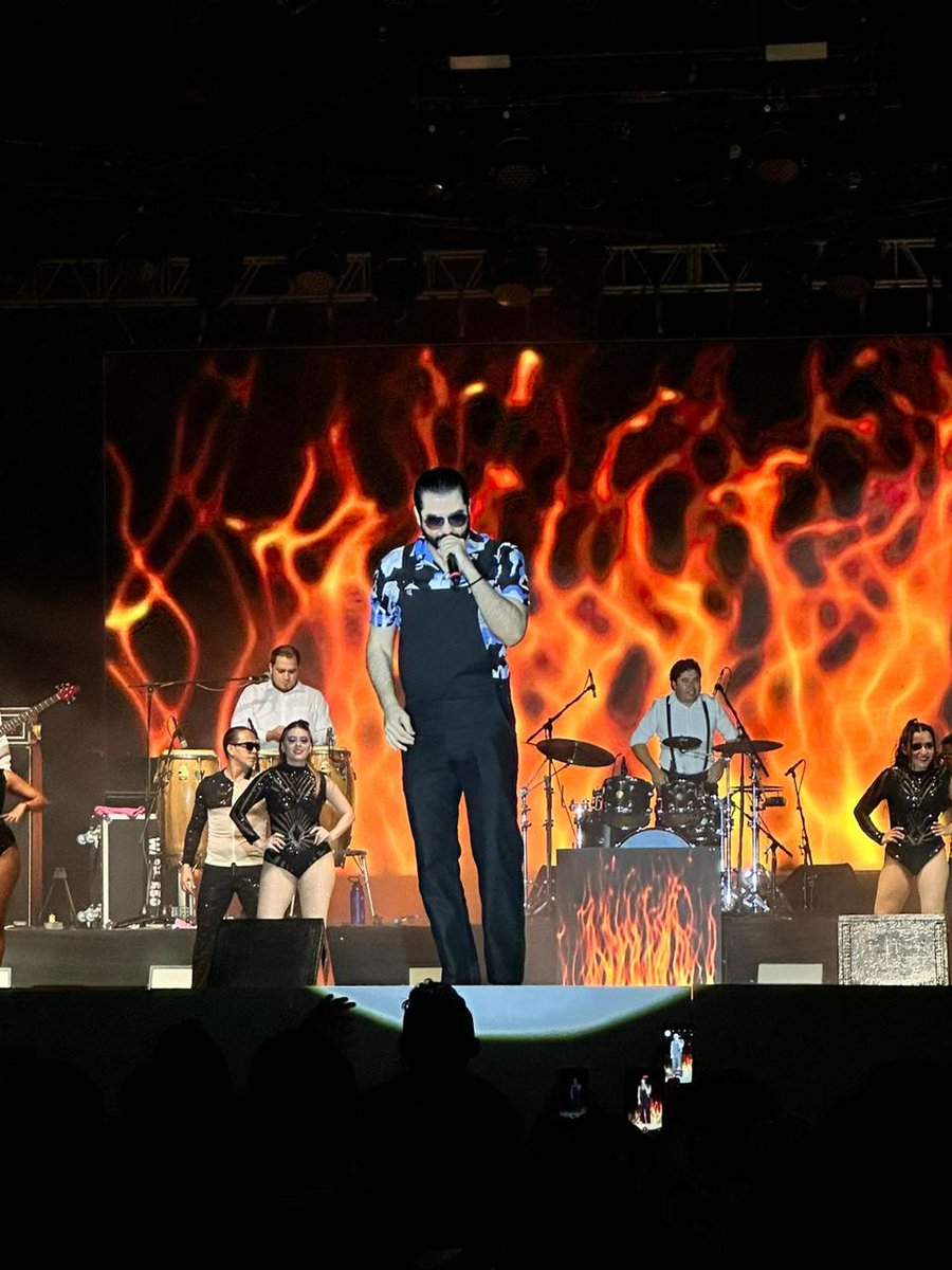 TabascoHOY's tweet photo. #FeriaTabasco2023 🌺 | Con un lleno total #ChicoCheChico ofreció un concierto de dos horas en el teatro al aire libre de la #FeriaTabasco2023. Con canciones como Que pom pom, los nenes con los nenes las nenas con las nena, chido, uy que miedo! Acompañado de su elenco de músicos y bailarines encendió el escenario con el excelente ambiente.