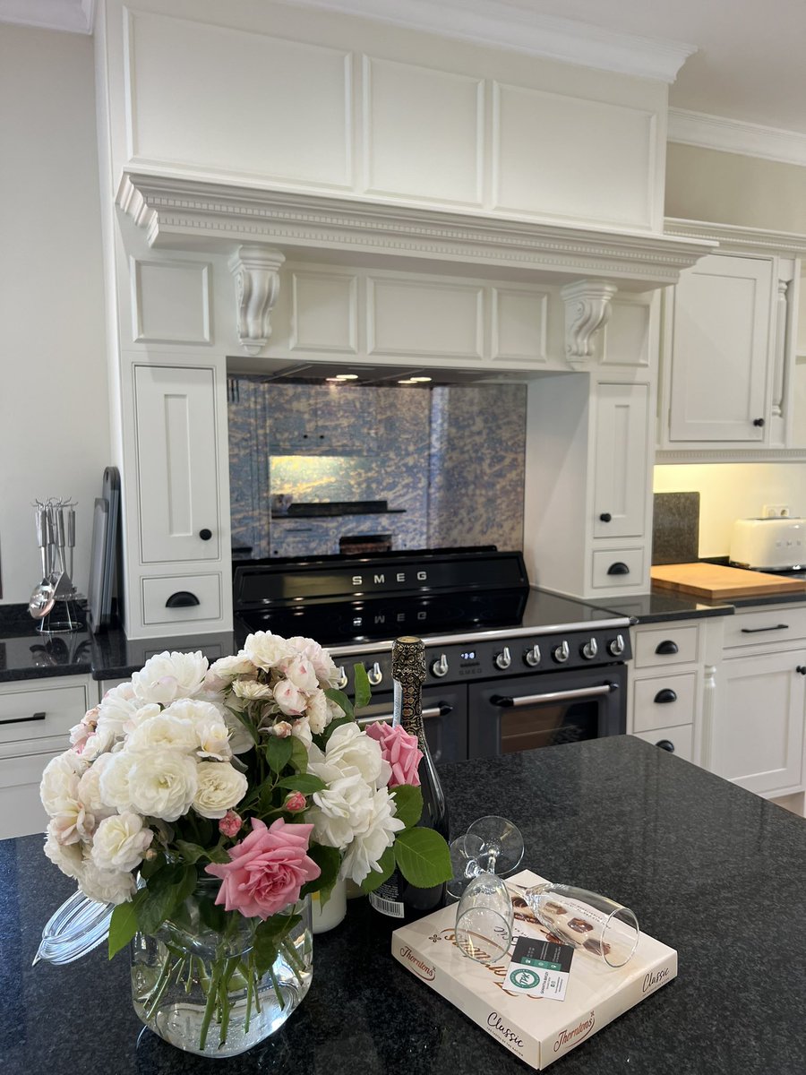 painted_kitchen's tweet photo. Roses 🌹 from the garden of this beautiful handpainted kitchen just finished☺️ Painted in Meadow Mist &amp; Elemental from @Benjamin_Moore #paintedbyme #handpaintedkitchen #traditionalpainting https://t.co/b789jhlxTw