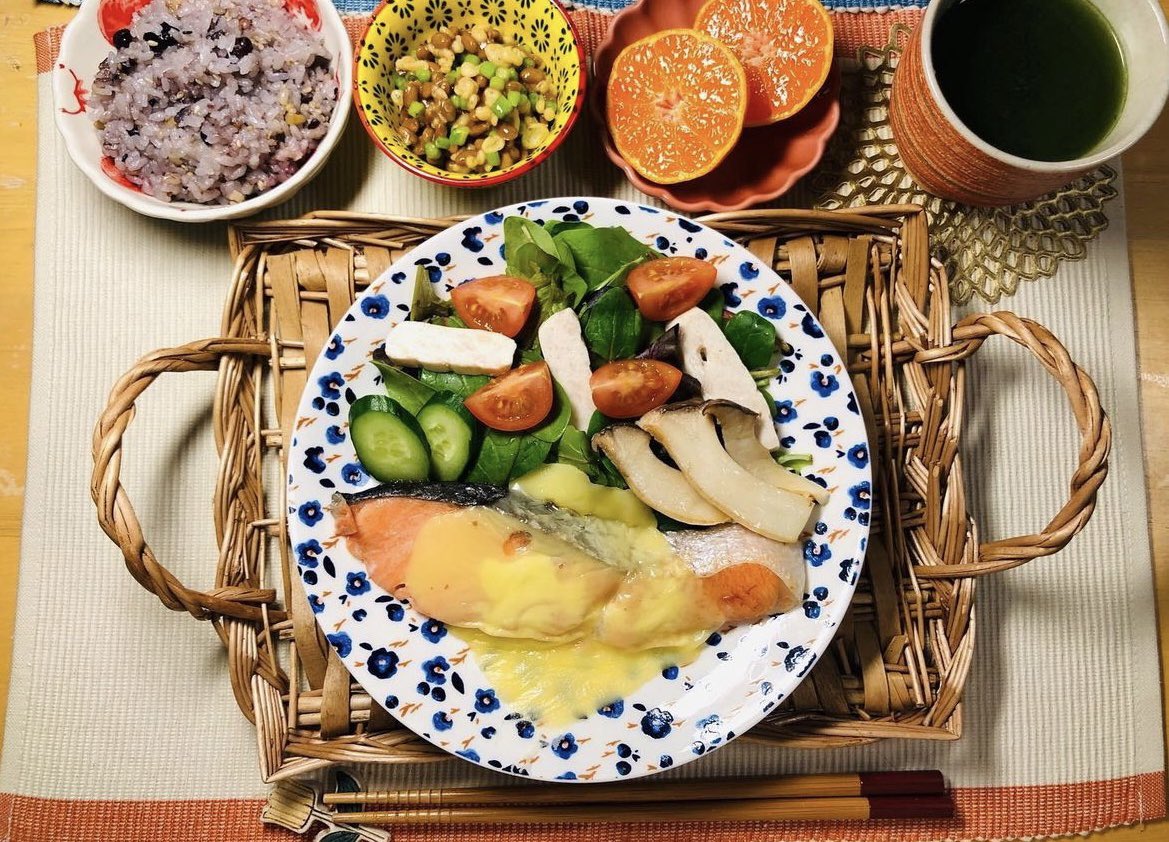 今日の昼シャケ健康昼ごはん！チューリップ綺麗だな。箸置きかわゆす。おうちごはん料理好きな人と繋がりたい料理foodjapanesefood健康 グルメ レシピご飯 料理好き おいしい ブログ ごはん お弁当 肉 ダイエット