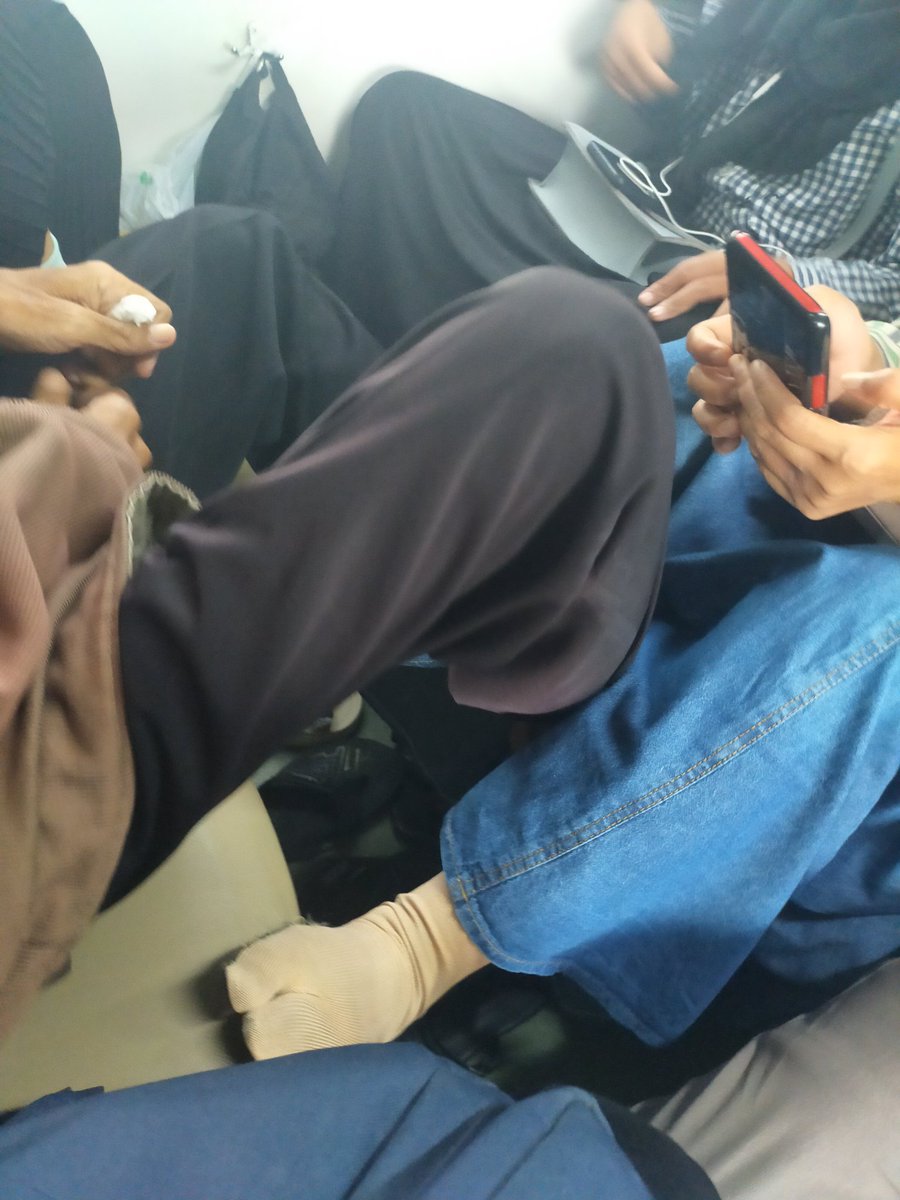 luckywinniee's tweet photo. Mending kalo ber4 milih kursi yg emang 4 dong tuh kaki naik selonjoran gapapa, jgn yg 6 trus gini🙃 https://t.co/J8Gzaz478f
