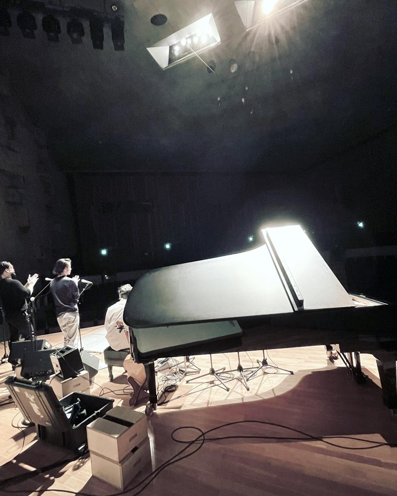 SALT_shionoya's tweet photo. 今日は沖仁さんと。以前イベントでご一緒したくらいで､がっつり共演するのは今回が初めて。
フラメンコのリズムを身体中で感じて演奏したいと思います♬

#沖仁 #伊集院史郎 #三枝雄輔 #東京文化会館 https://t.co/FAv8PDh4VV