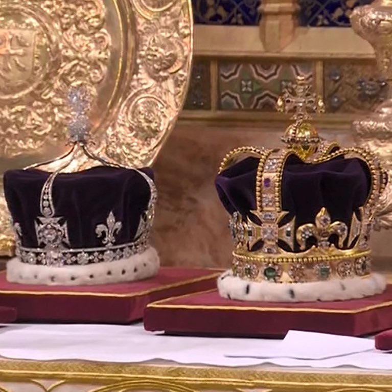 choquei's tweet photo. As coroas esperando suas majestades. #Coronation https://t.co/Z6JGyp4FXP