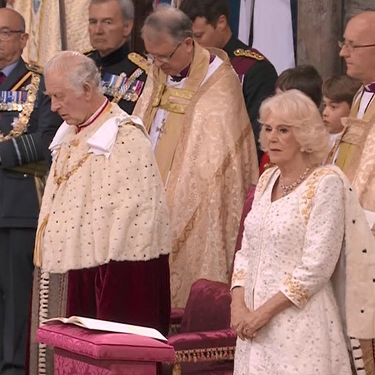 choquei's tweet photo. As coroas esperando suas majestades. #Coronation https://t.co/Z6JGyp4FXP