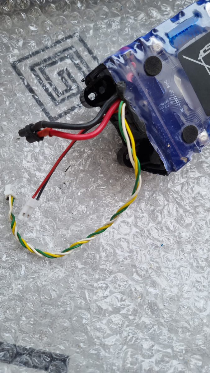 abuyusuf93's tweet photo. Alors on me refuse une garantie d une trotinette electrique pour cause d oxidation ! il y a peu je l’ai ouvert, et je me suis rendu compte qu’il était pas du tout oxydé vraiment des voleurs@Darty_Officiel https://t.co/GHcaQ59SCN