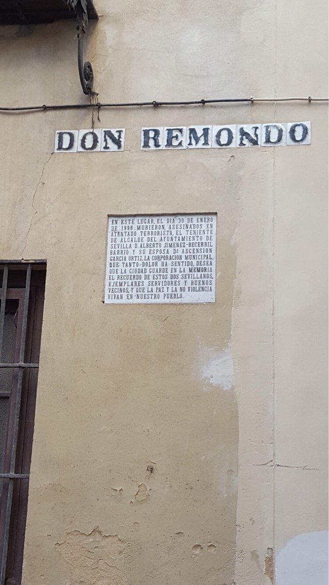 joseperal17's tweet photo. Fuera de aquí, escoria https://t.co/5xwouCMEe4