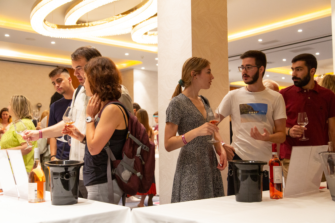 🍇 🍷 4th Rosé Grand Tasting @Thessaloniki 
#rosegrandtasting2023 #rgt2023
 Ο καιρός έφτασε! Τη Δευτέρα 8 Μαΐου, στις 14.00 το μεσημέρι, ανοίγει τις πόρτες της η μεγαλύτερη γευστική δοκιμή ροζέ κρασιών στη Βόρεια Ελλάδα.
 
wineplus.gr/el/events/3rd-…