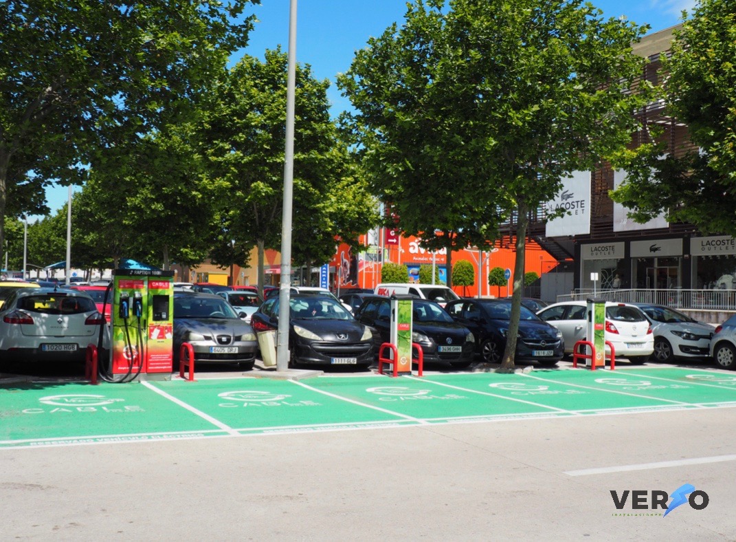 VERSOinstala's tweet photo. 🔋Cargando hacia un mundo 🌎 más #sostenible de la mano de @CableEnergia 

⚡En @VERSOinstala , nos enorgullece ser los mejores en la instalación de puntos de recarga que utilizan #energíarenovable para ayudar a mantener nuestras carreteras libres de emisiones. 🌱 https://t.co/C9yc4bPzb9