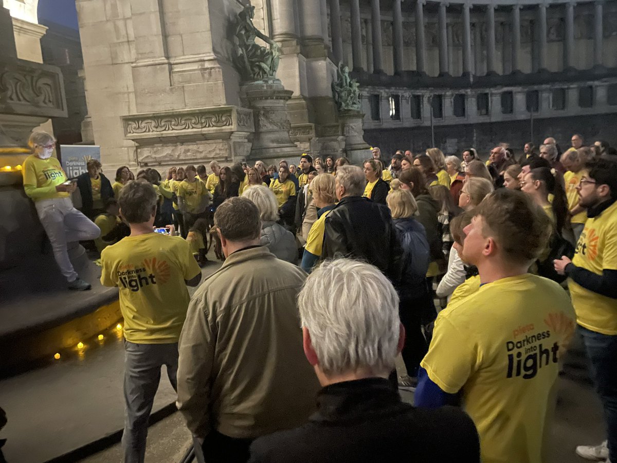 Early morning walk in the park with #DarknessIntoLight . Well done to the whole @DILBXL team and all who walked in Belgium 🇧🇪 and across the globe. <a href="/sarah_ironside/">SarahI 🇪🇺</a> leading us into battle! <a href="/PietaHouse/">Pieta</a> #SuicidePrevention