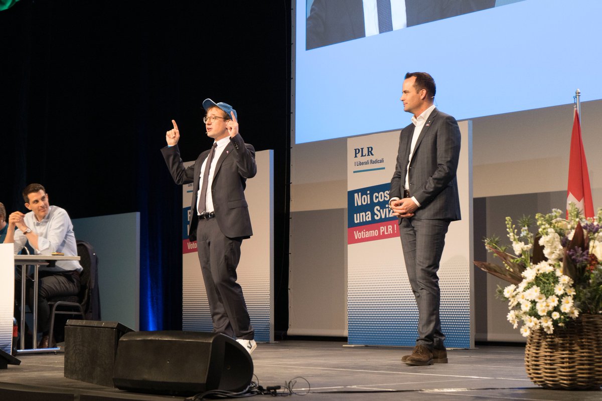 PLR_Suisse's tweet photo. À 5 mois des élections fédérales, notre conseiller aux États @Damian_Mueller_ et notre conseiller national &amp; chef de campagne Philippe @nantermod ont dévoilé aux délégués une sélection de 🖼️ visuels de campagne sur les trois thèmes prioritaires du PLR. #ADPLR #EF2023 #teamPLR https://t.co/wjI6h988SA