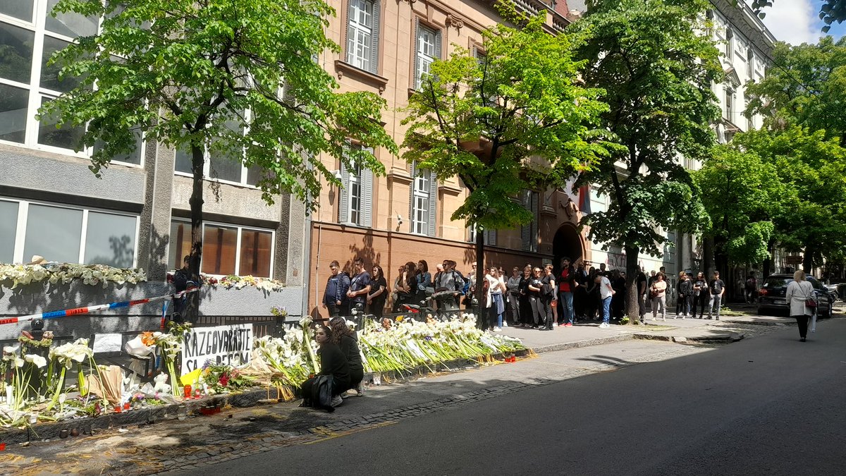djvujovic's tweet photo. Brojni građani ispred škole na Vračaru čekaju da se upišu u knjigu žalosti @novabhtv https://t.co/NLULFLnCum