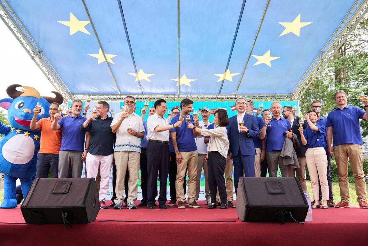 MOFA_Taiwan's tweet photo. 2023 Europe Festival’s been a blast! Minister Wu joined in on the fun with Rep. @grzegorzewskif &amp; other #Europe VIPs to celebrate #EuropeDay &amp; #EETO’s 20th anniversary. We rejoice in the long-standing #Taiwan🇹🇼-#EU🇪🇺 ties &amp; look forward to expanding the circle of friendship. https://t.co/npk2ofFKNN