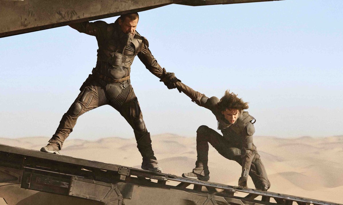 Cinefoxxid's tweet photo. Mumpung poster &amp; trailer Dune: Part Two udah keluar, Minfoxx kepengen banget buat rewatch Dune: Part One di HBO GO

Walaupun laptop Minfoxx gak semegah layar IMAX, tapi tetap merinding pas denger soundtrack-nya https://t.co/VQgjAgqlkf