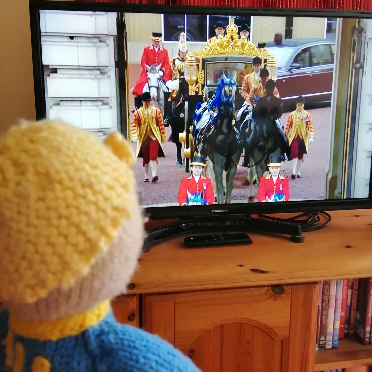 CrazyMCRAngel's tweet photo. 👑 Vault Boy watching the King's Coronation! 🇬🇧
#vaultboy #kingscoronation #kingcharles #coronationprocession #british https://t.co/uNE0FDHl9m