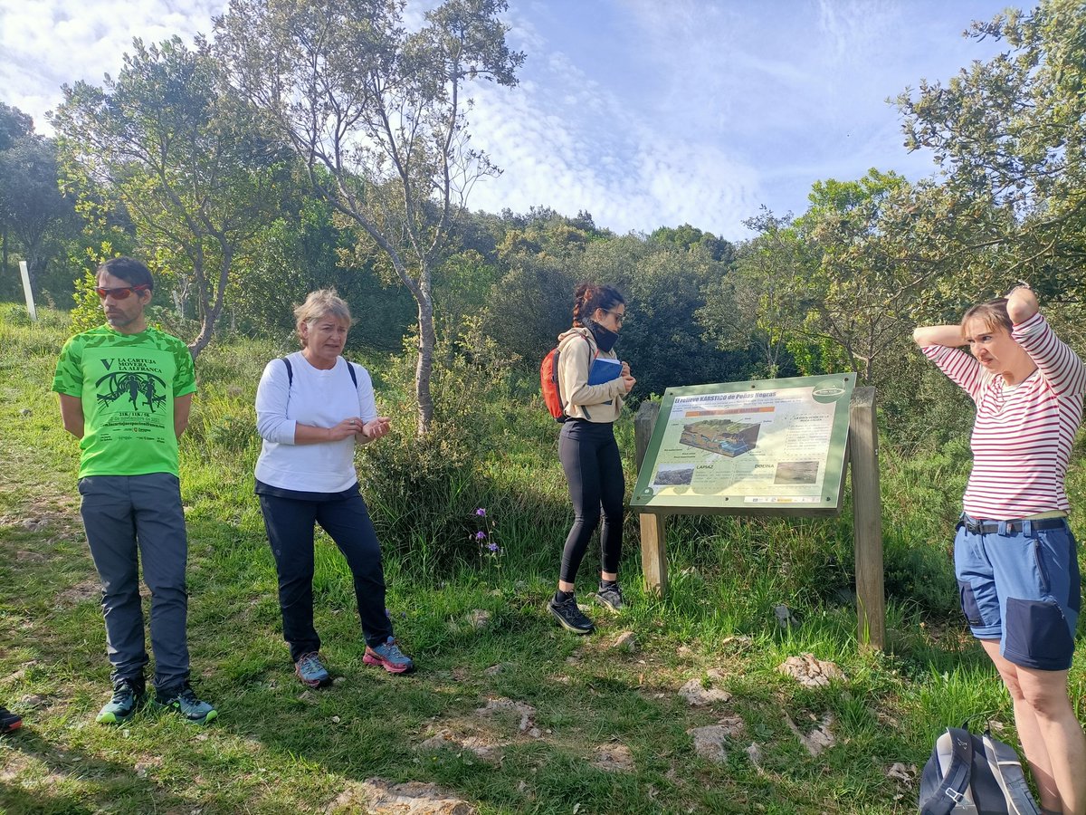 PatrimonioGeo's tweet photo. Hoy nos vamos de ruta por los lugares de interés geológico de @costaquebradaPG en las XV Jornadas sobre Patrimonio Geológico @sgeologica Primera parada para conocer el karst 😃 https://t.co/MF0ezideqT