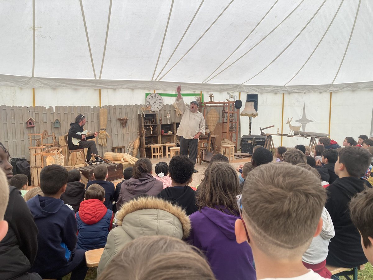 EcolePerat's tweet photo. Et la semaine s’est terminée pour tous les élèves par l’écoute de contes dans l’Atelier de Gepetto, sous un des chapiteaux du Festival Sur Place ou à Emporter qui continue tout le week-end ! 
Merci @brunosoulet et Coyote Minute !
#Saintes17  @IENsaintes17 @DSDEN17 https://t.co/gqhG68VhIV