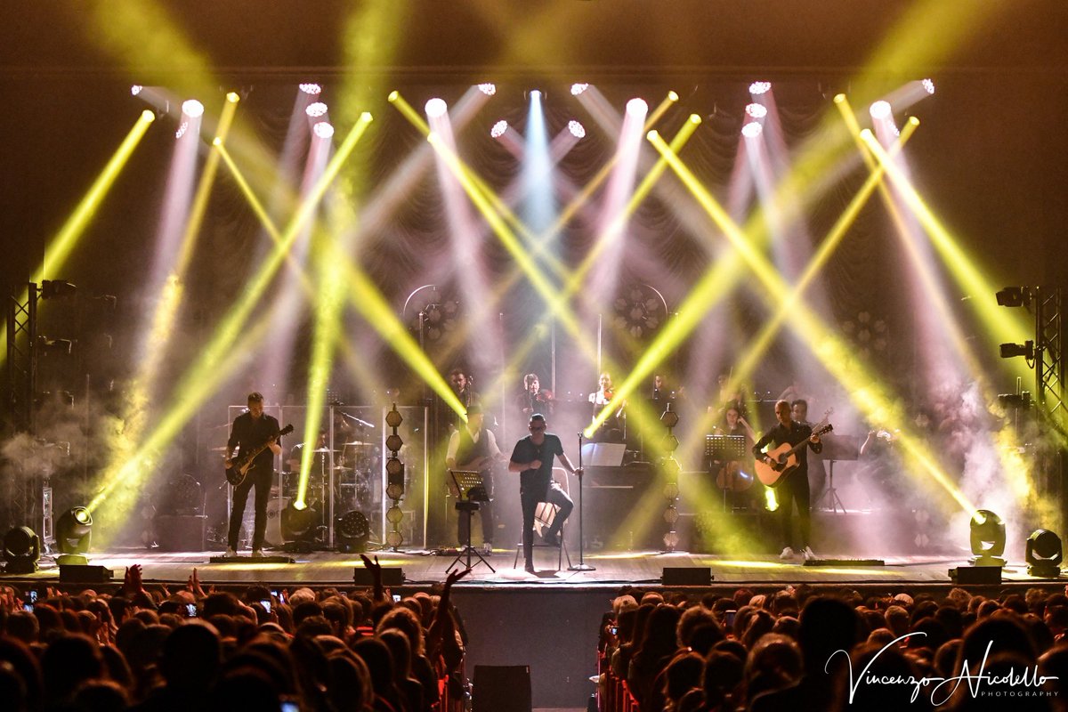 rockmoda's tweet image. Qualche scatto di ieri sera nella magica Torino ✨
Altro giro, altro sold out! Ci vediamo anche stasera al Teatro Colosseo, a dopo, romantici ❤️🍀

 📸 Vincenzo Nicolello

#Modà #ModàLive #ModàeOrchestra #Modà20 #Gioia10 #Romantici @officialFandP