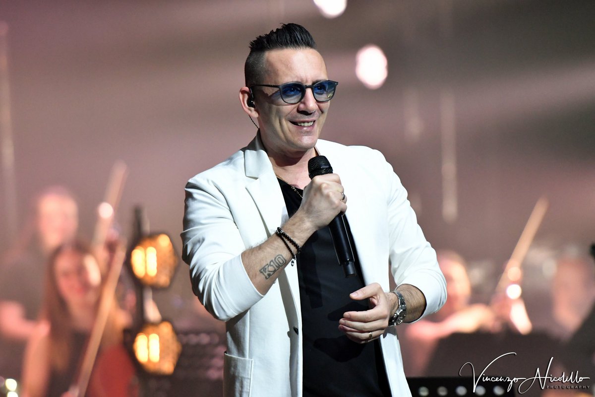 rockmoda's tweet image. Qualche scatto di ieri sera nella magica Torino ✨
Altro giro, altro sold out! Ci vediamo anche stasera al Teatro Colosseo, a dopo, romantici ❤️🍀

 📸 Vincenzo Nicolello

#Modà #ModàLive #ModàeOrchestra #Modà20 #Gioia10 #Romantici @officialFandP