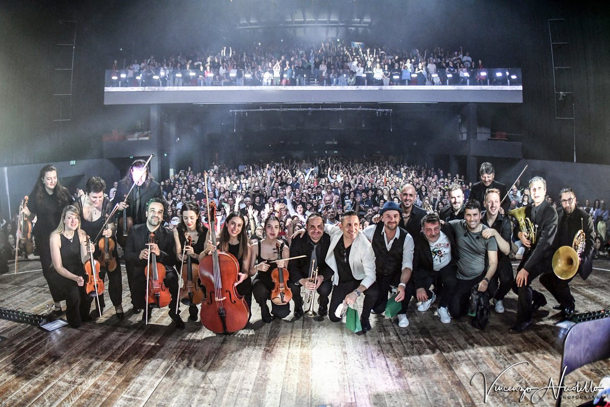 rockmoda's tweet image. Qualche scatto di ieri sera nella magica Torino ✨
Altro giro, altro sold out! Ci vediamo anche stasera al Teatro Colosseo, a dopo, romantici ❤️🍀

 📸 Vincenzo Nicolello

#Modà #ModàLive #ModàeOrchestra #Modà20 #Gioia10 #Romantici @officialFandP