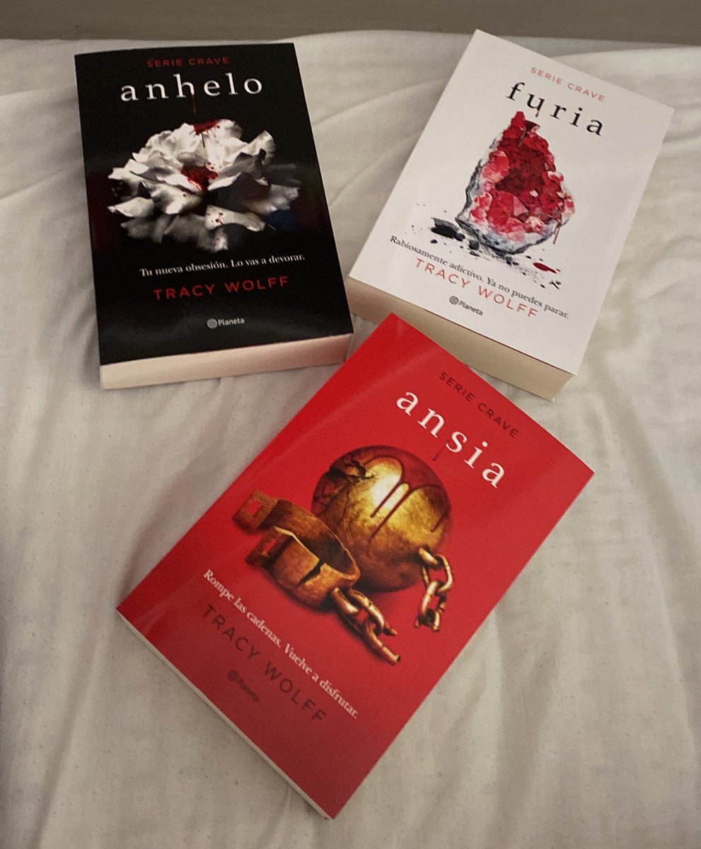 LLectora4ever's tweet photo. Mis tres adquisiciones de la feria del libro 📖 🌹 https://t.co/KpJE15cuFG