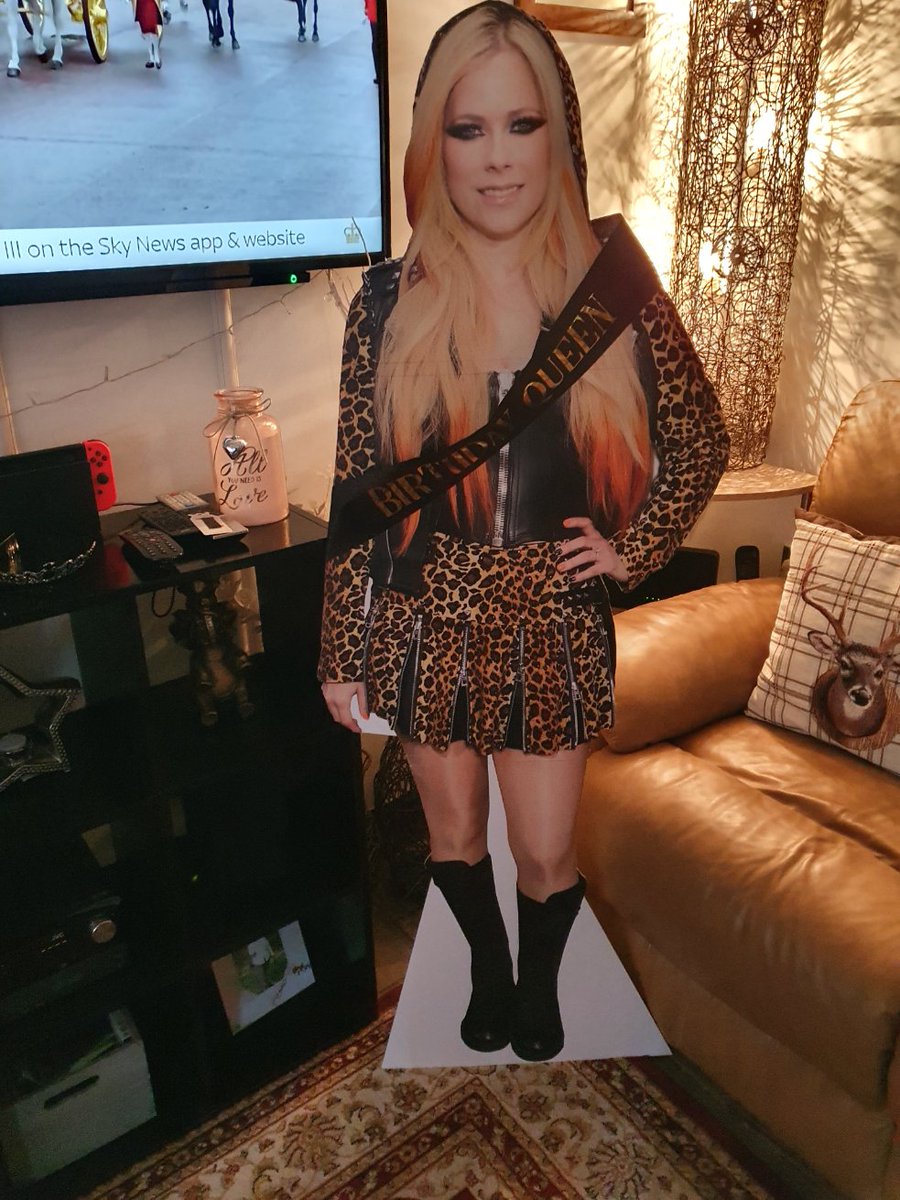 gogster86's tweet photo. @AvrilLavigne its my birthday and as I can't be at your London gigs due to health reasons ( first one iv missed since 2002), my husband bought abit of avril cheer to me!! Thank you for the memories xxx https://t.co/uqPgiVnO6p
