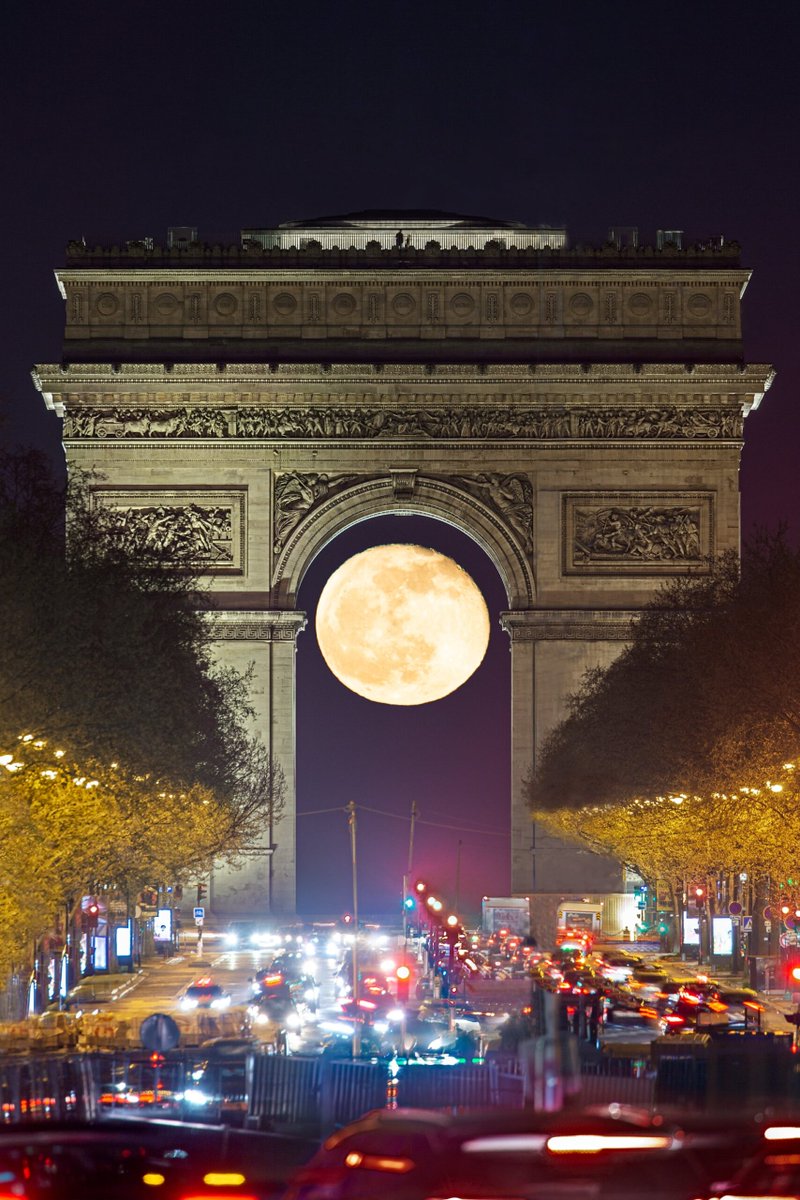 DerekRichardson's tweet photo. Paris’s Arc de Triomphe Perfectly Frames a Glowing Full Moon in a Stunning Photo by Stefano Zanarello 

https://t.co/Xj6YjaHvcS via @colossal https://t.co/SlMUItOH5W
