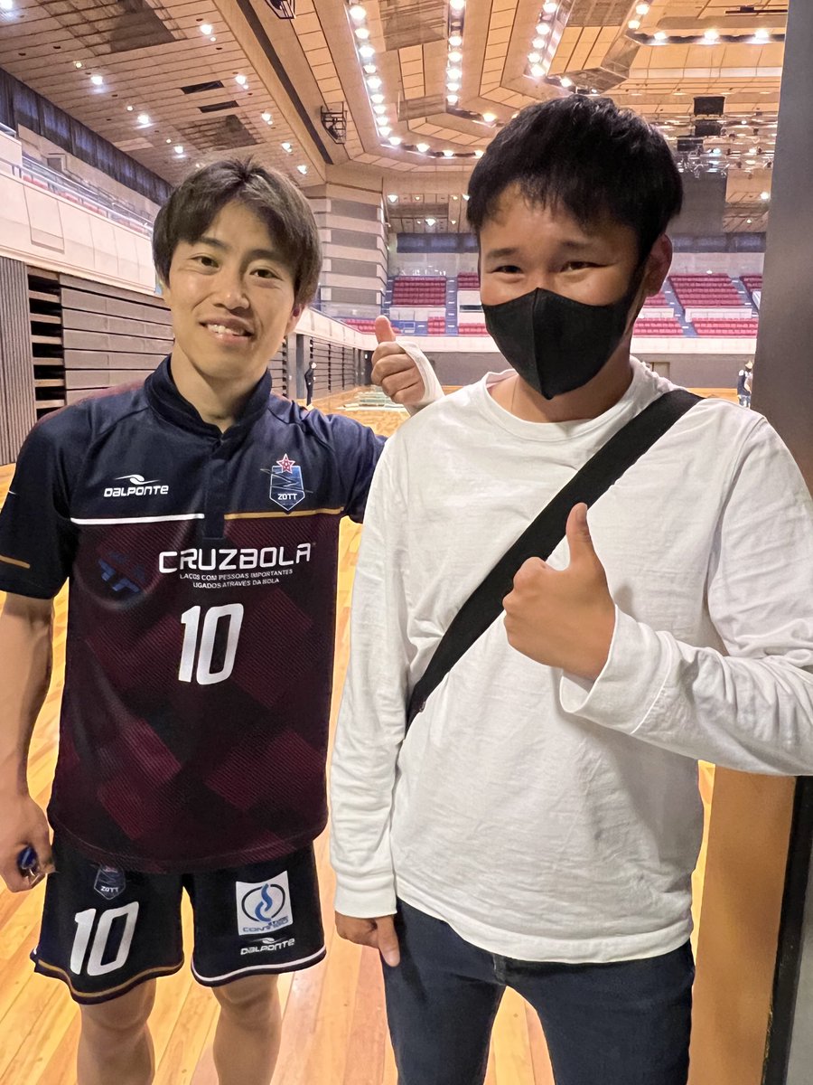 AMe3w's tweet photo. 今大会はスタジアムで観戦
去年は一丁前に笛吹いてな〜
逆流性食道炎になって無かったら今回も笛持ってピッチの上に入れたな〜
やっぱり清野社長さんからはパワーもらえた。ダウポンチさんもいろんな縁があって繋がった大切なフットボールファミリー
#頂杯
#中井健介
#ダウポンチ
#キヨポンチ
#FCNAKAI https://t.co/L4Ot0HEimA