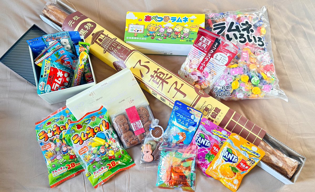 sekki_REDSIGN's tweet photo. 改���て！スパコミお疲れ様でした！！
沢山の方とお話し出来たよ！楽しかったね！！
差し入れも沢山頂き感謝🙏🙏
ラムネがいっぱい(´｡✪ω✪｡ ` )
この長すぎるふ菓子食べ切れるんかな…www https://t.co/l6v133UqnN