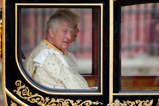DailyMirror's tweet photo. The King and Queen leave Buckingham Palace to cheers from waiting crowds
More in our live blog:
https://t.co/OPXcrF9txV https://t.co/I3g4Ljtd25