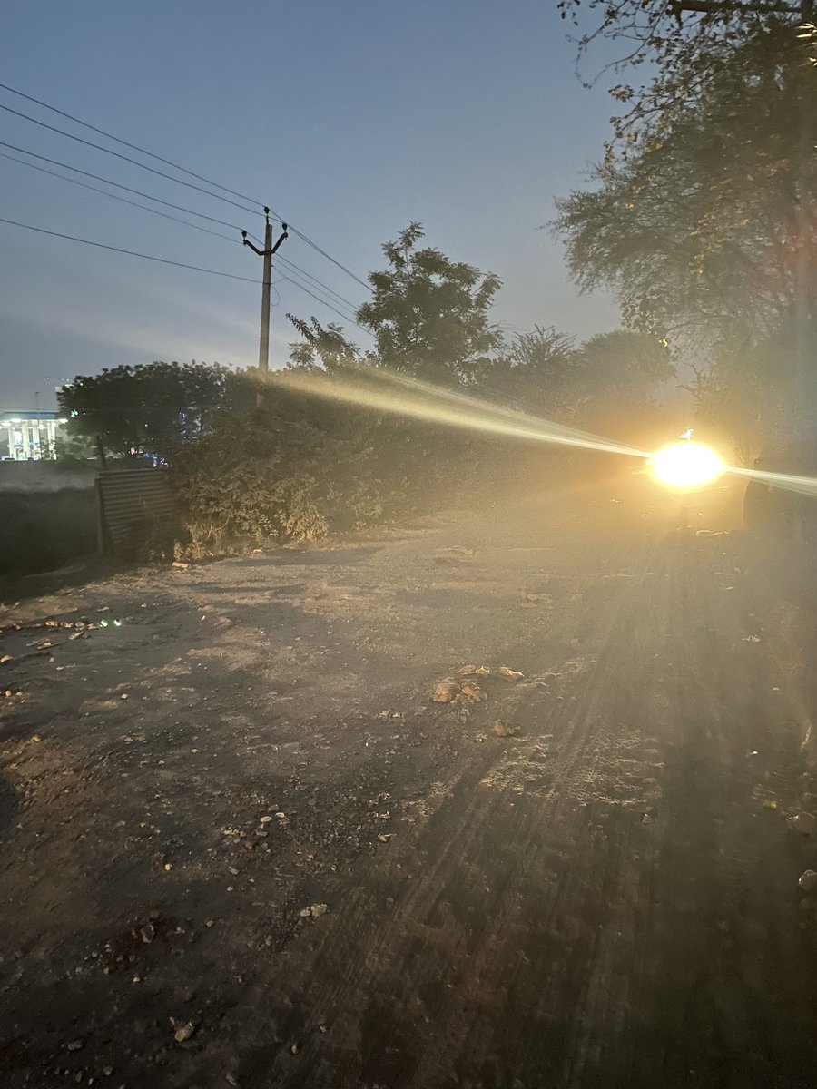 DLFRegalGarden's tweet photo. State of the so-called approach made to DLF Regal Garden. We, the residents, need clarity; which is our approach road per the zoning plan?

Builder representatives must be responsive to emails on the state of affairs while residents negotiate to reach homes safely. 
#safety https://t.co/HbxmW8VPbq