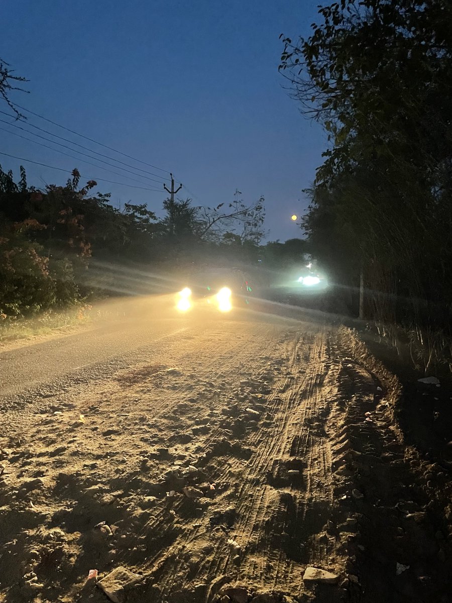 DLFRegalGarden's tweet photo. State of the so-called approach made to DLF Regal Garden. We, the residents, need clarity; which is our approach road per the zoning plan?

Builder representatives must be responsive to emails on the state of affairs while residents negotiate to reach homes safely. 
#safety https://t.co/HbxmW8VPbq