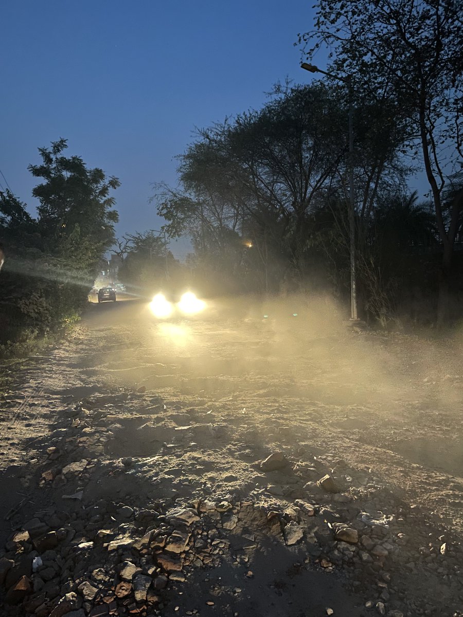 DLFRegalGarden's tweet photo. State of the so-called approach made to DLF Regal Garden. We, the residents, need clarity; which is our approach road per the zoning plan?

Builder representatives must be responsive to emails on the state of affairs while residents negotiate to reach homes safely. 
#safety https://t.co/HbxmW8VPbq