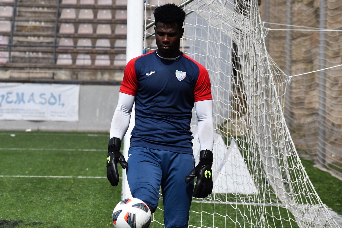 razak_no_1's tweet photo. BE POSITIVE✅
Together we can do it💪🏿
🙏🏾❤️💙🧤1️⃣💪🏿
@CDEstepona @futbolagentesds
🧤#TEAMCLAW
#Alhamdulillah #RB1️⃣ #TogetherAsOne💪🏿 https://t.co/UAytdZAu44