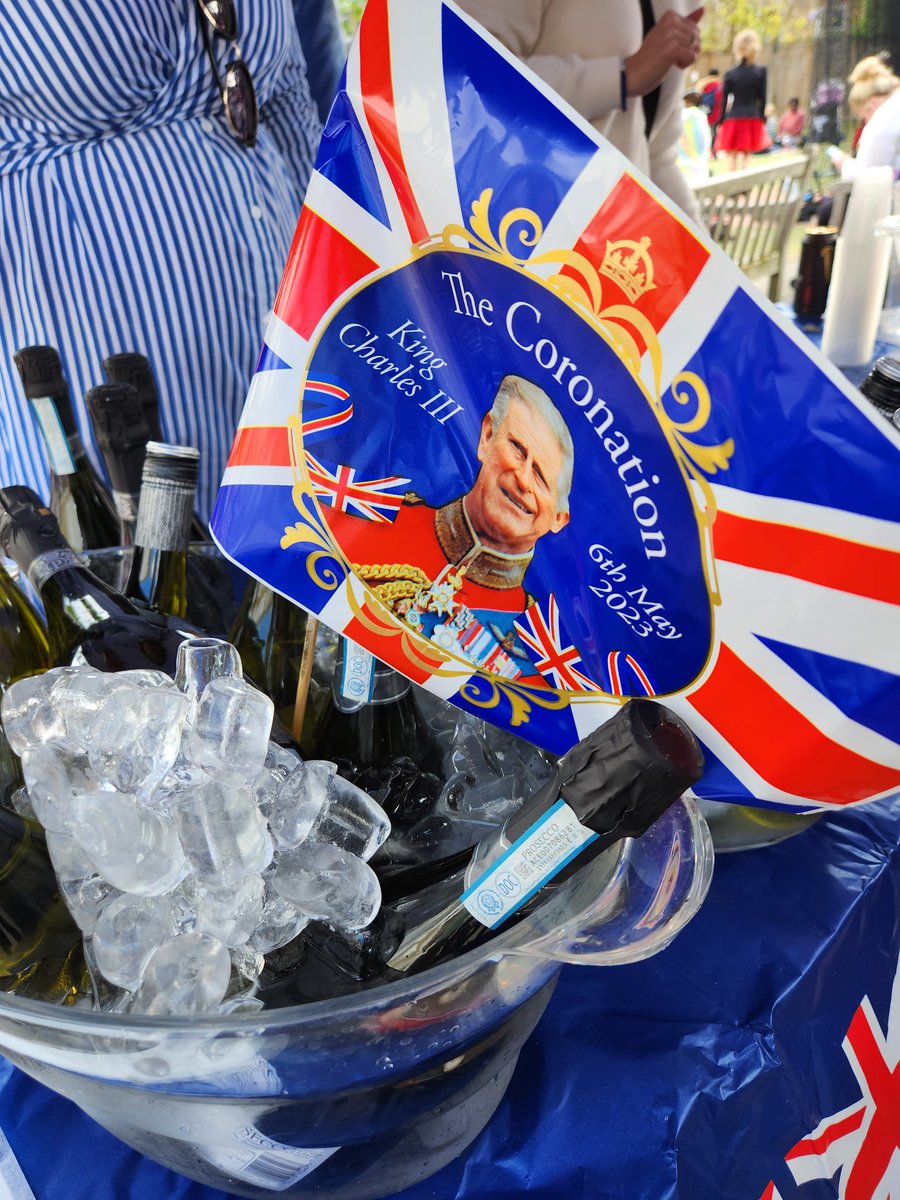 AllfarthingPTA's tweet photo. Coronation picnic day 🇬🇧

Thank you to all the volunteers, staff and families who joined us for a picnic, bubbles, dancing and cake! https://t.co/aSKErBFd8O